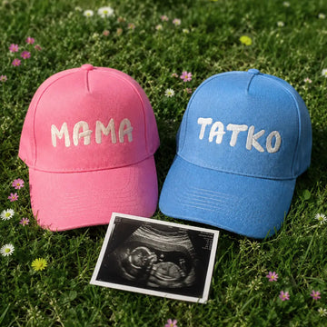 Шапки с бродирани бели надписи "МАМА" и "ТАТКО"