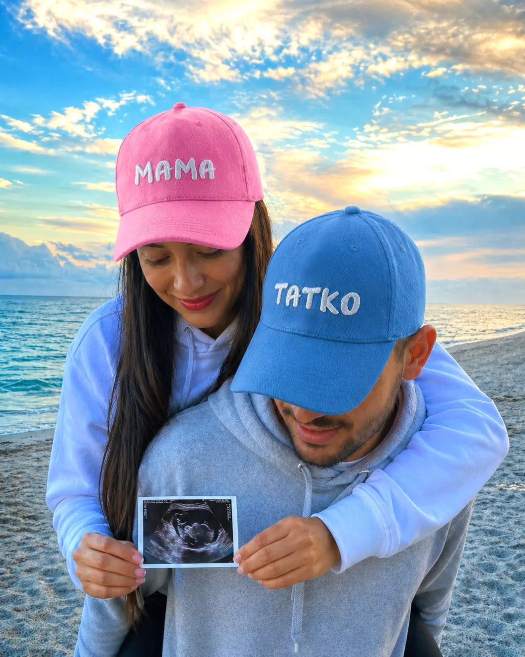 Бродирани шапки с надписи "Мама" и "Татко"