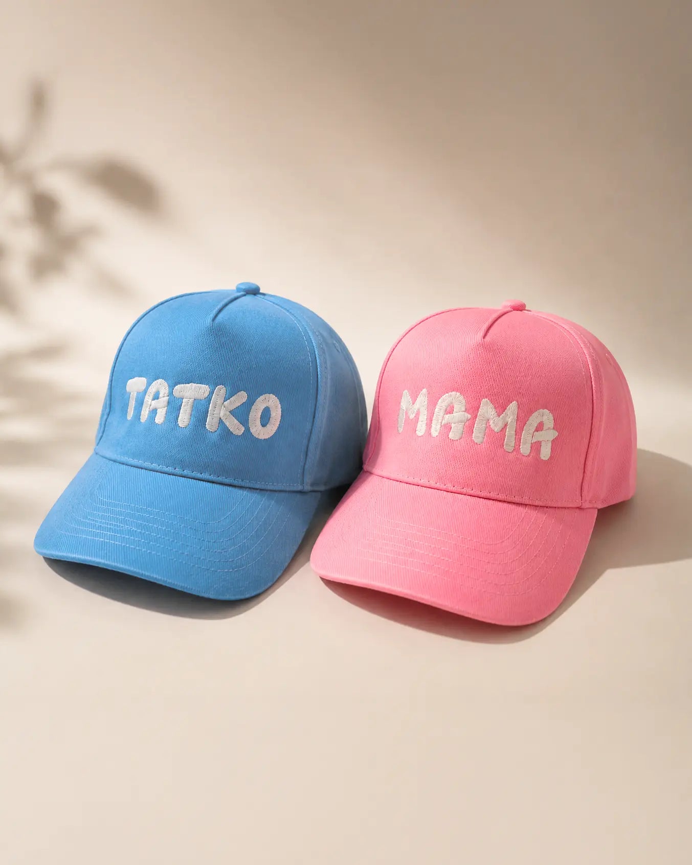 Синя шапка "ТАТКО" и розова шапка "МАМА" с бродиран бял надпис