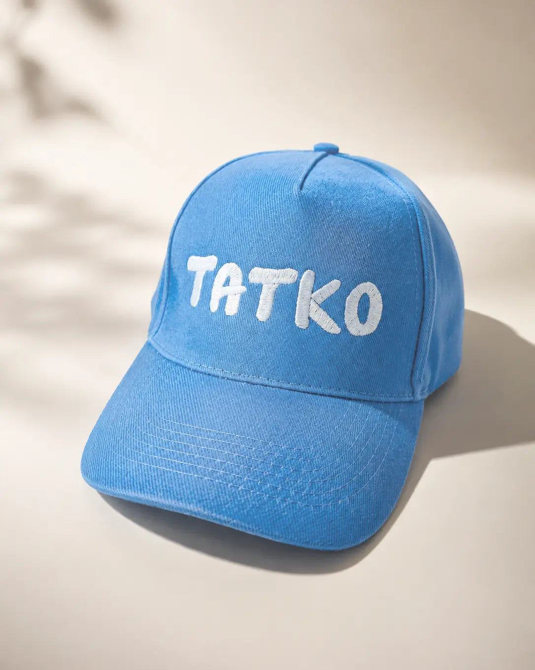 Синя шапка "ТАТКО" и розова шапка "МАМА" с бродерия